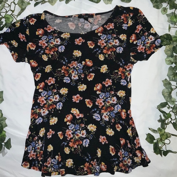 Floral Ruffle Bottom Top - Picture 5 of 5